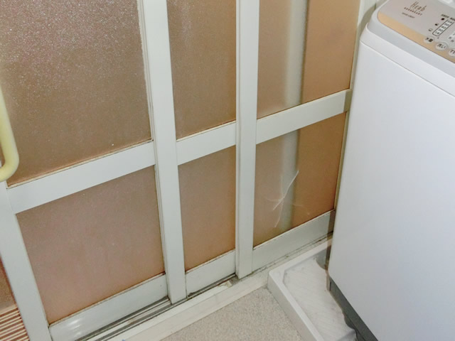 浴室中折れ引戸の樹脂パネル修理、交換　名古屋市中川区